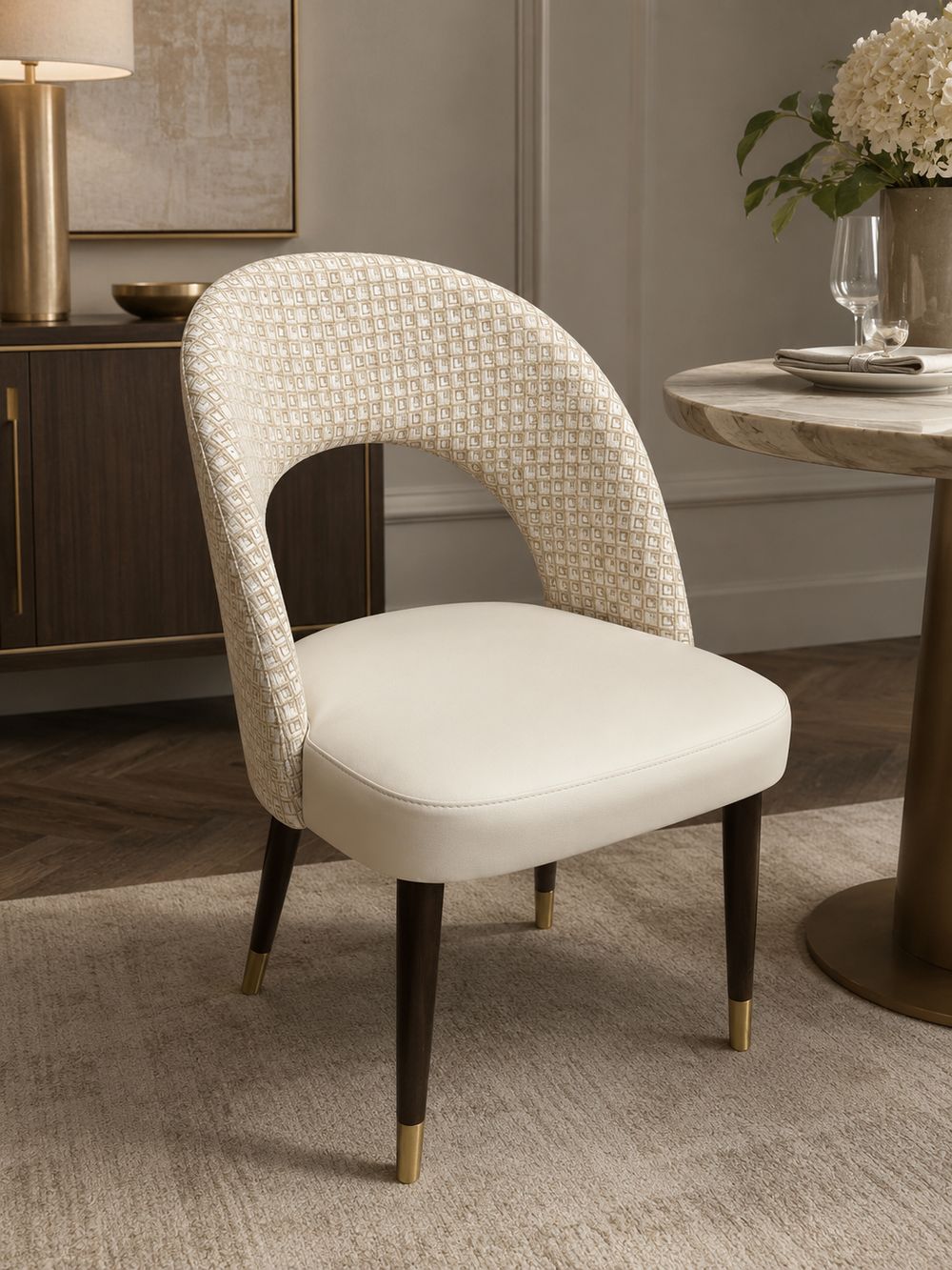 Cadeira de jantar com padrão geométrico creme e detalhes em latão